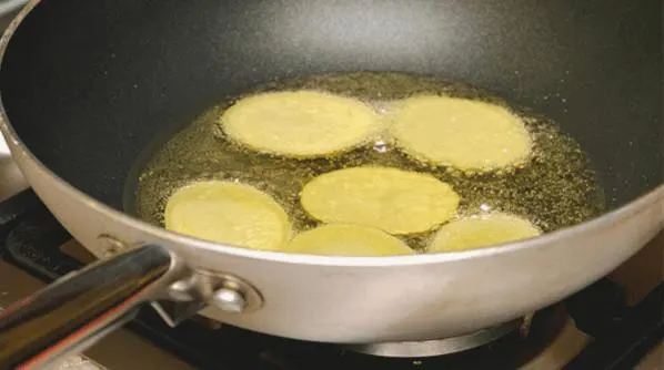 Pineapple chip frying