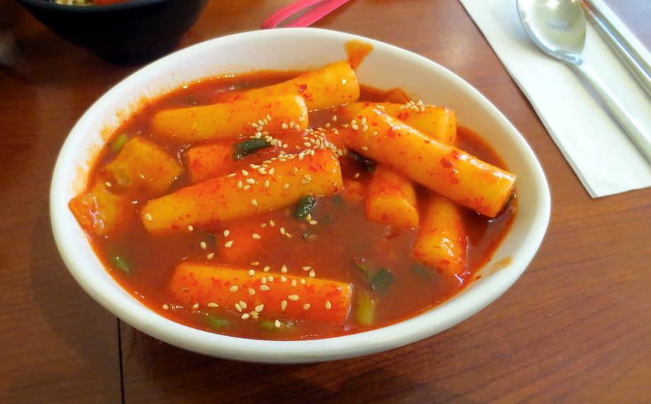 Vegan Tteokbokki Recipe (Korean Spicy Cakes 🇰🇷) - Veganiac