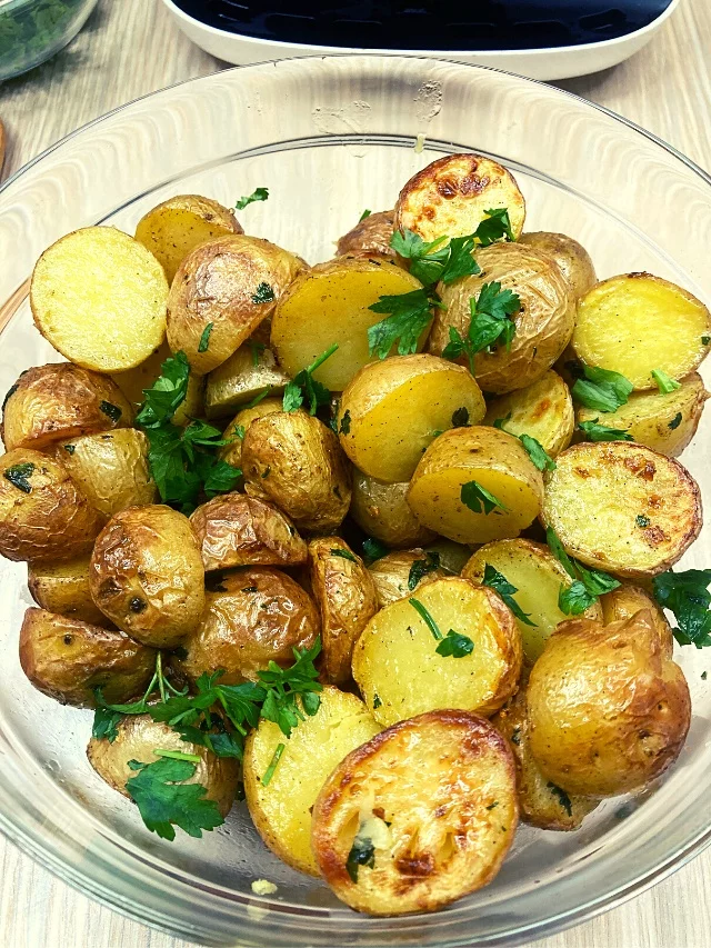 Air Fryer Baby Potatoes with Garlic Butter
